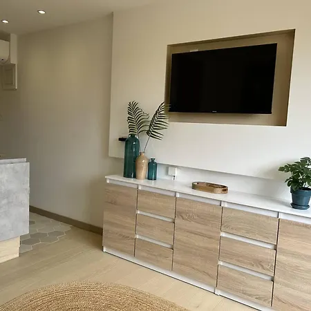 Climatise A 200m De La Avec Balcon, Parking Et Menage Inclus - - Fr-1-251-836
